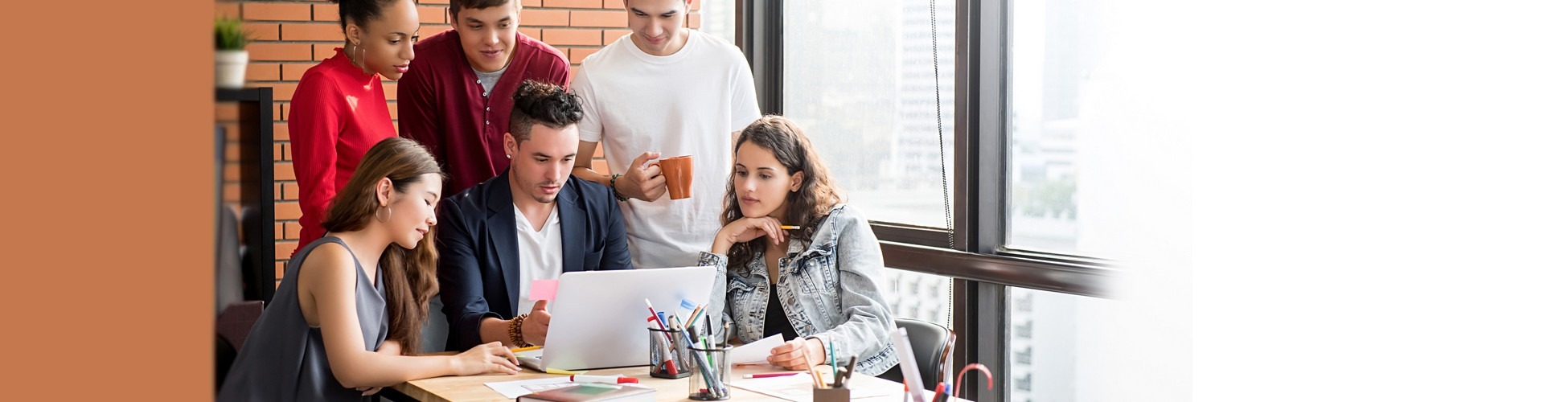 slider jeunes etudiants colocation qui etudient budget avec un logicel de budget en ligne sur ordinateur