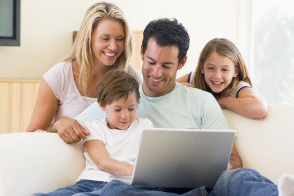 famille avec ordinateur qui gère son budget