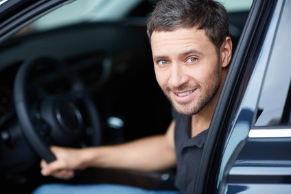 homme au volant de sa voiture - budget et cout de transport et de voiture